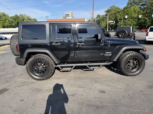 Used 2018 Jeep Wrangler Unlimited Sport S AWD/4WD image 7