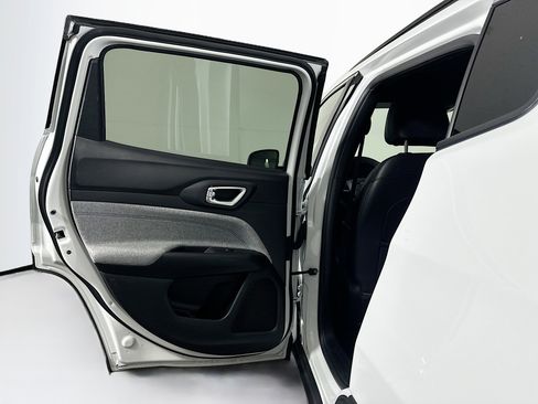 Used 2025 Jeep Compass Latitude image 25