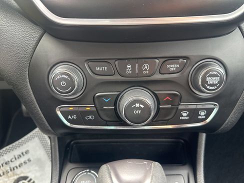 Used 2021 Jeep Cherokee Latitude AWD/4WD image 11