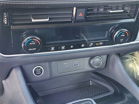 Used 2022 Nissan Rogue SV image 17