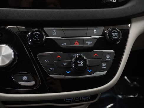 Used 2023 Chrysler Voyager LX image 35