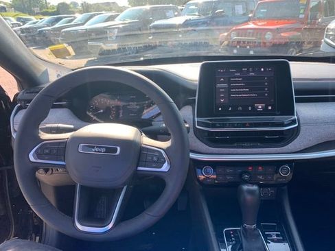 Used 2025 Jeep Compass Latitude w/ Sun & Sound Group AWD/4WD image 25