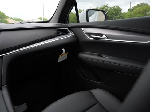 New 2026 Cadillac XT5 Luxury w/ LPO, Floor Liner Package image 8