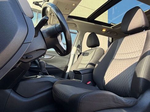 Used 2018 Nissan Rogue SV w/ Sun & Sound Touring Package image 7