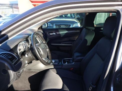 Used 2022 Chrysler 300 Touring w/ Sport Appearance Package RWD image 9