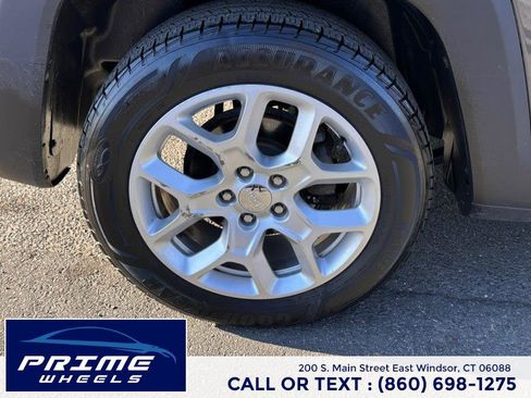 Used 2018 Jeep Renegade Latitude image 23