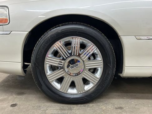 Used 2004 Lincoln Town Car Ultimate image 7