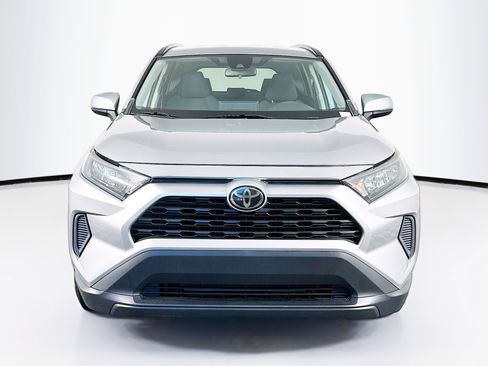 Used 2019 Toyota RAV4 LE image 2