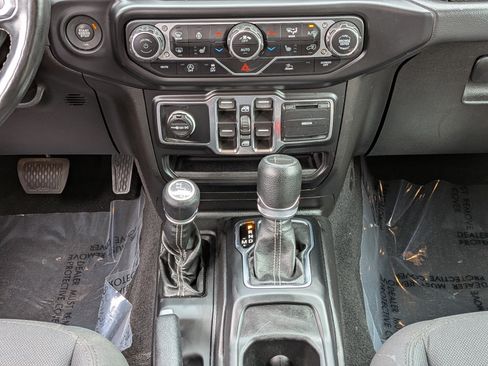 Used 2022 Jeep Gladiator Overland w/ Cold Weather Group AWD/4WD image 20