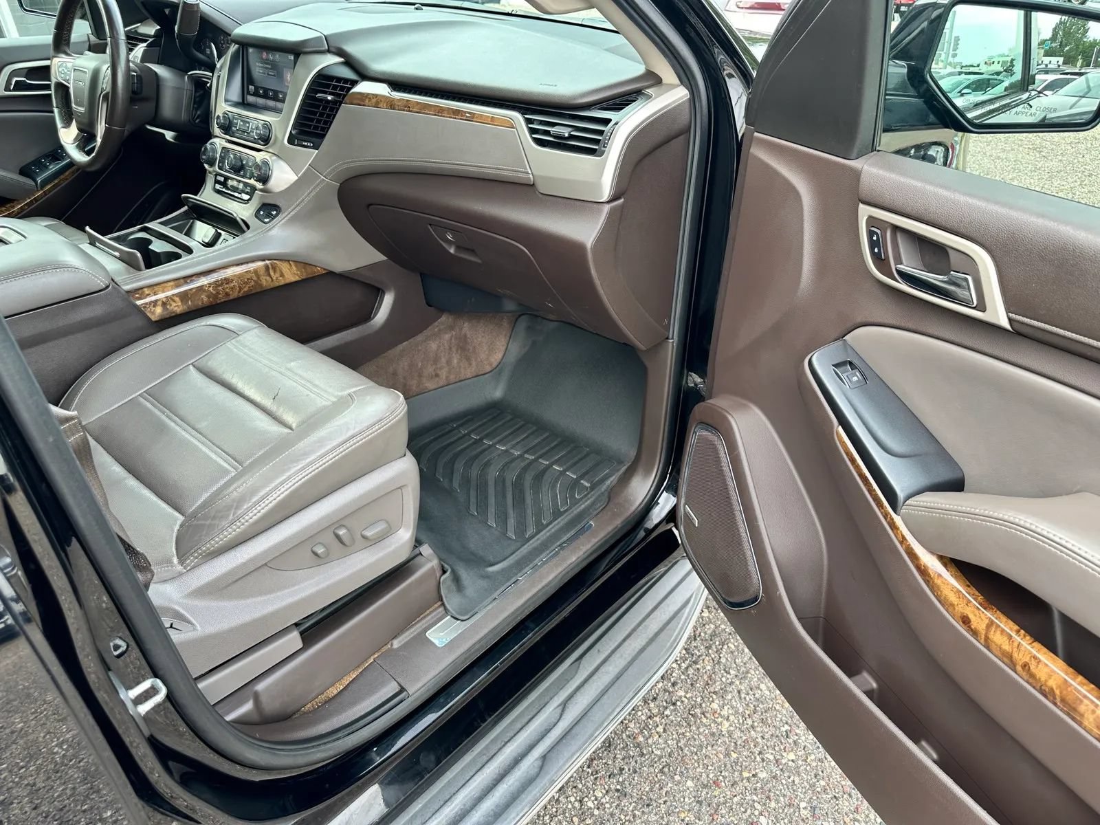 Used 2015 GMC Yukon Denali w/ Touring Package AWD/4WD image 24