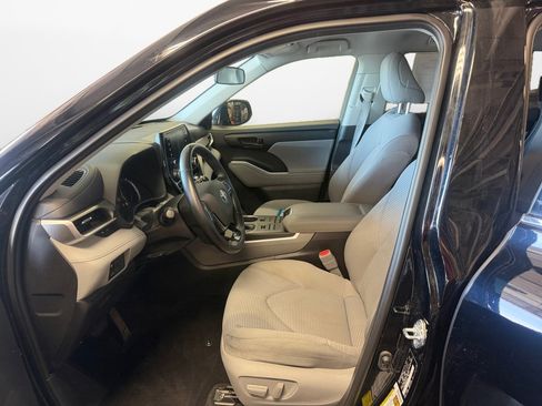 Used 2021 Toyota Highlander LE AWD/4WD image 11