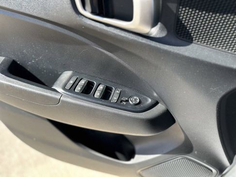 Used 2021 Hyundai Venue SE image 32