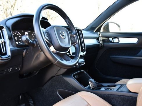Used 2019 Volvo XC40 T5 Momentum image 12