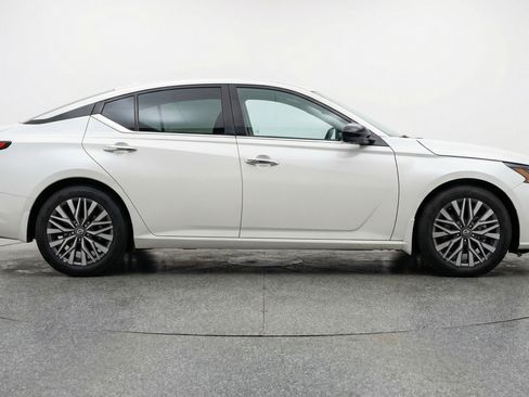 Used 2025 Nissan Altima 2.5 SV image 11