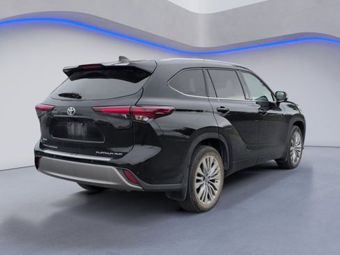 Used 2024 Toyota Highlander Platinum image 3