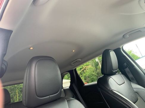 Used 2019 Jeep Cherokee Latitude Plus AWD/4WD image 17