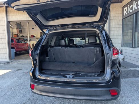 Used 2019 Toyota Highlander SE image 23