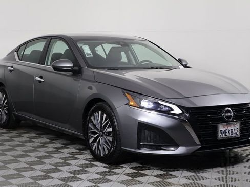 Used 2023 Nissan Altima 2.5 SV image 3