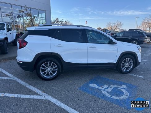 Used 2024 GMC Terrain SLT image 33