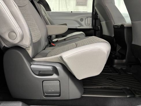 Used 2026 Toyota Sienna LE FWD image 55