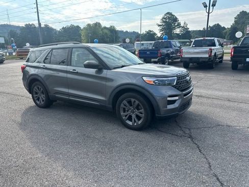 Used 2021 Ford Explorer XLT w/ Equipment Group 202A AWD/4WD image 11