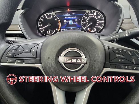 Used 2025 Nissan Altima 2.5 SV FWD image 19
