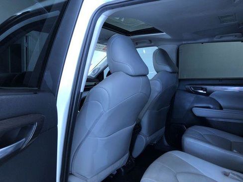 Certified 2021 Toyota Highlander Limited FWD image 19