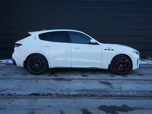 Used 2022 Maserati Levante Trofeo image 27