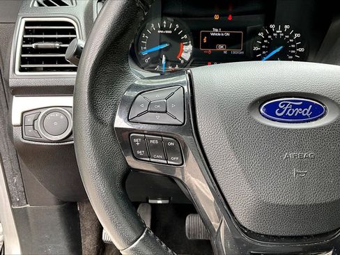 Used 2017 Ford Explorer XLT FWD image 10