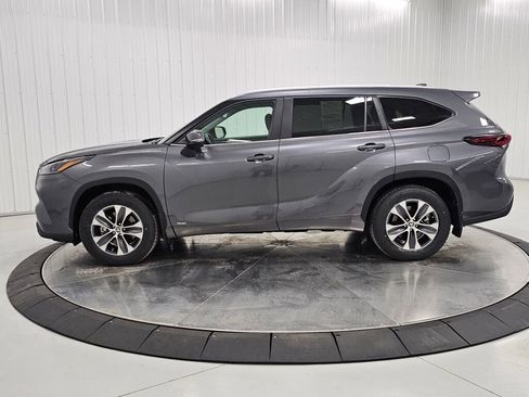Used 2024 Toyota Highlander XLE AWD/4WD image 2