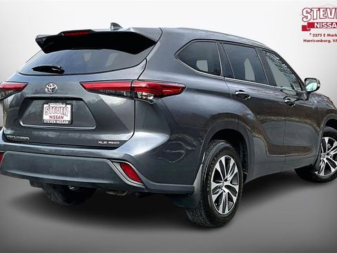 Used 2023 Toyota Highlander XLE image 6