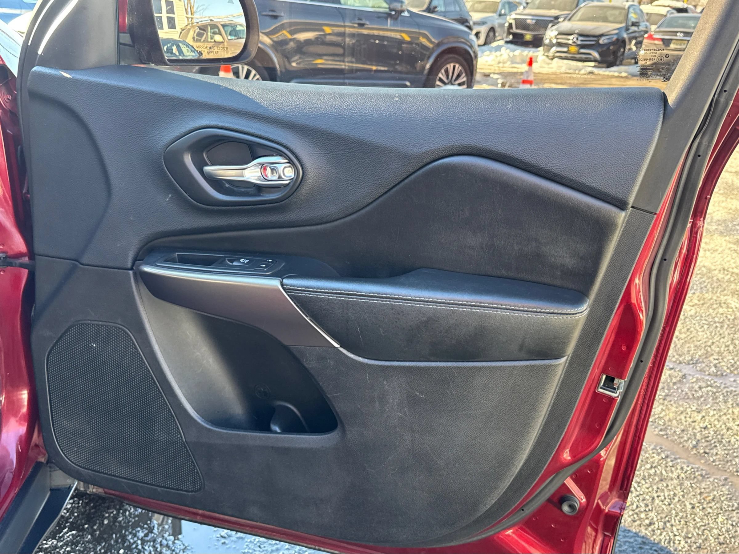 Used 2019 Jeep Cherokee Latitude Plus AWD/4WD image 18