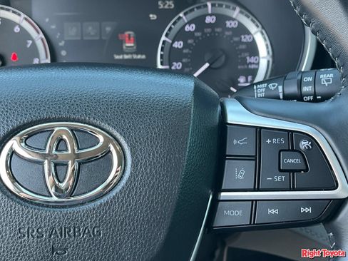 Used 2023 Toyota Highlander XLE FWD image 23