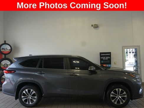 Used 2023 Toyota Highlander XLE AWD/4WD image 2