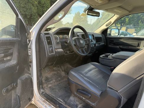 Used 2018 RAM 1500 Tradesman w/ Chrome Appearance Group RWD image 9