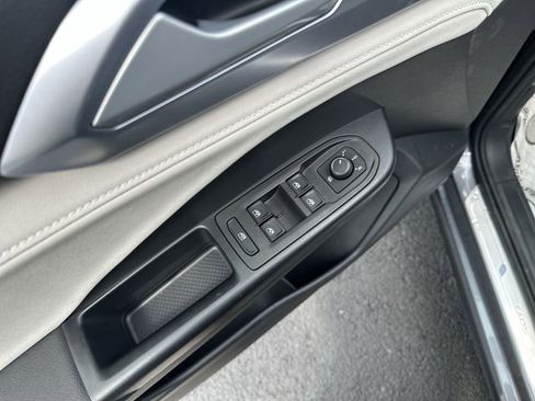 Used 2025 Volkswagen Taos SE w/ Panoramic Sunroof Package AWD/4WD image 17