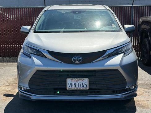 Used 2022 Toyota Sienna XLE FWD image 3