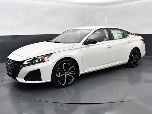 New 2025 Nissan Altima 2.5 SR image 4