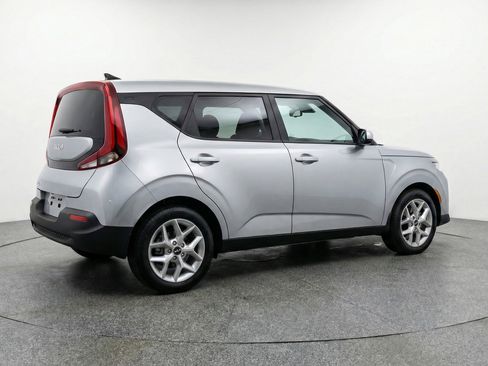 Used 2025 Kia Soul LX w/ LX Technology Package FWD image 9