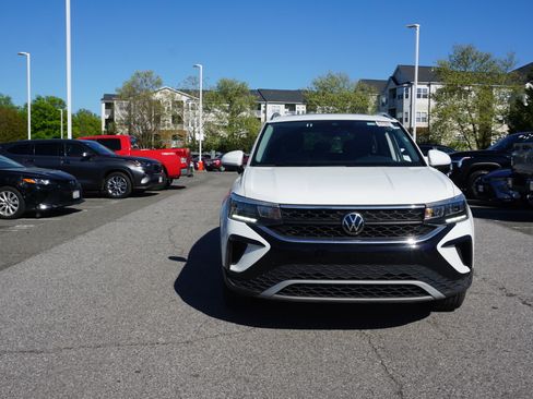 Used 2024 Volkswagen Taos SE image 2