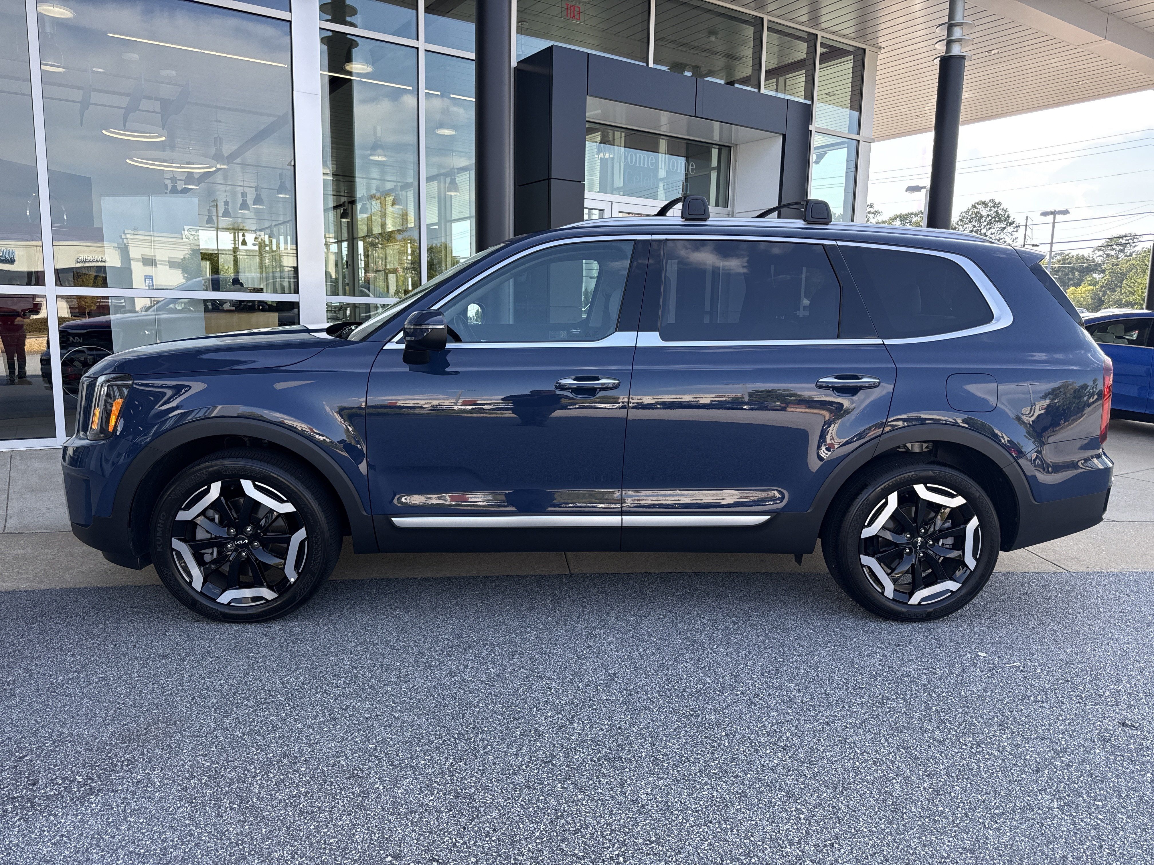 Used 2024 Kia Telluride S w/ S Sunroof Package FWD image 2