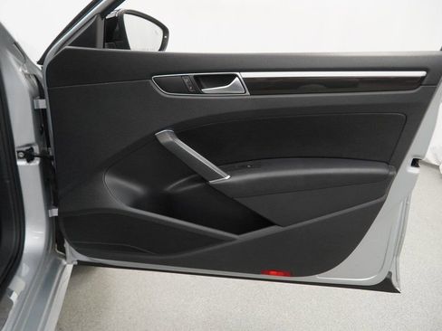 Used 2018 Volkswagen Passat 3.6 image 42