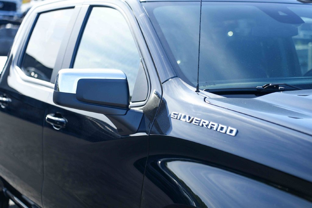 Used 2023 Chevrolet Silverado 1500 LT AWD/4WD image 9
