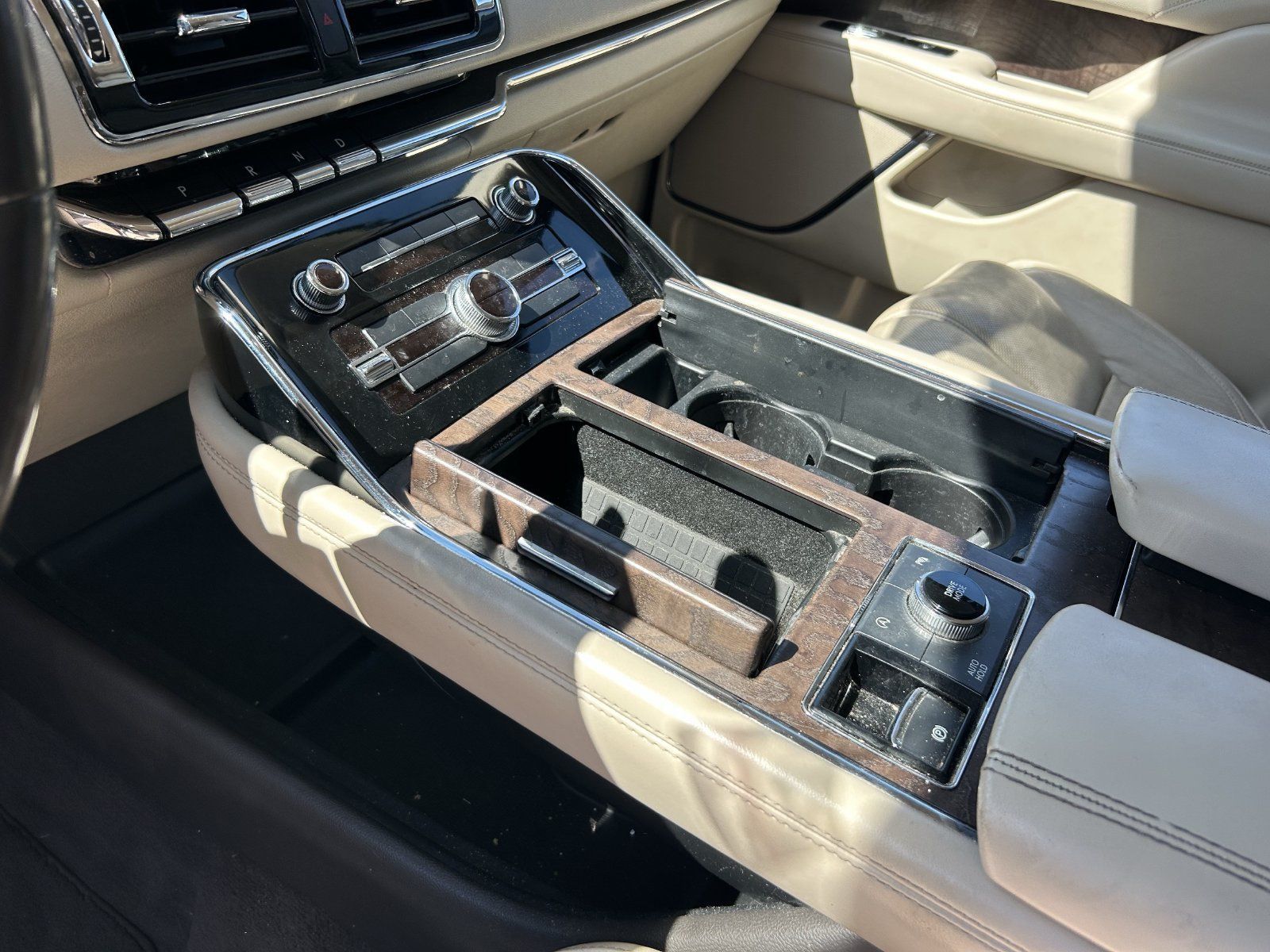Used 2018 Lincoln Navigator Select RWD image 11