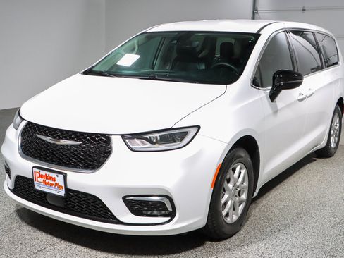 Used 2024 Chrysler Pacifica Touring-L FWD image 32