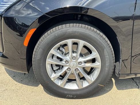 New 2027 Chrysler Pacifica Select AWD/4WD image 4