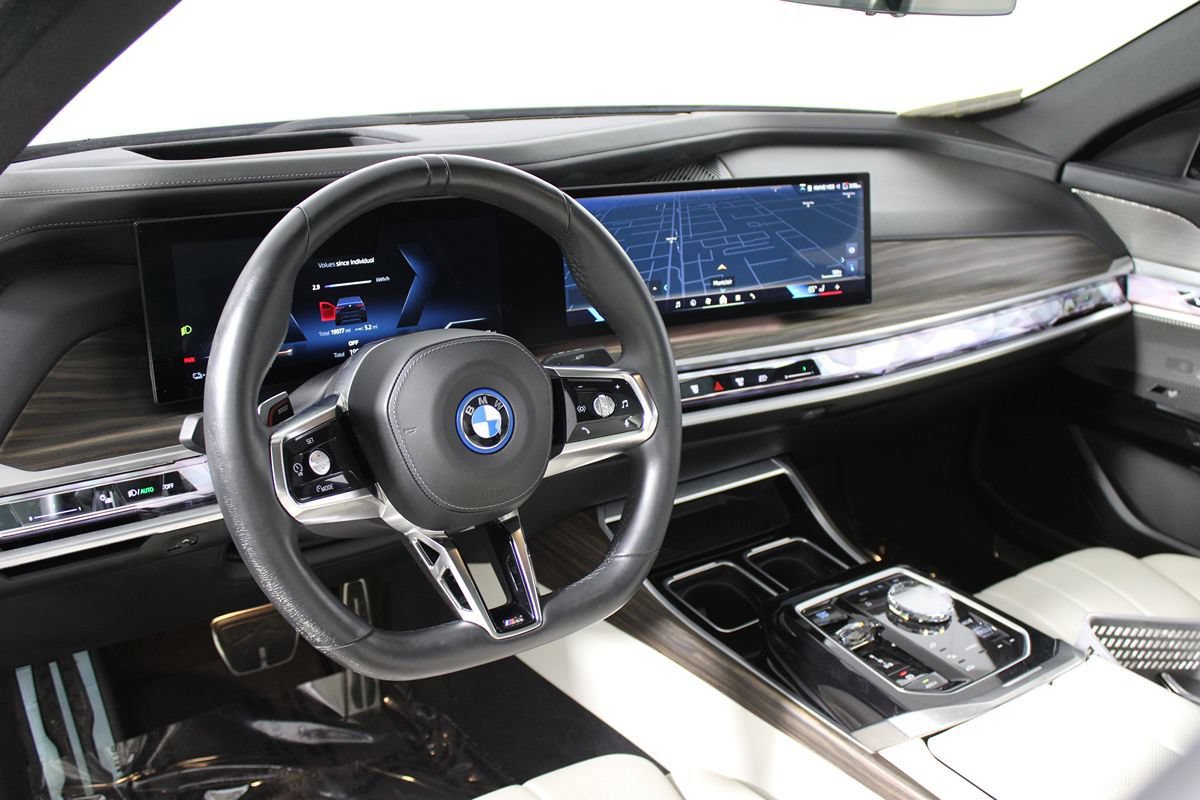 Used 2023 BMW i7 xDrive60 AWD/4WD image 17