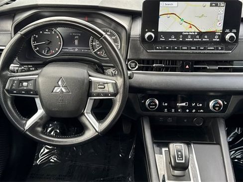 Used 2024 Mitsubishi Outlander SE image 15