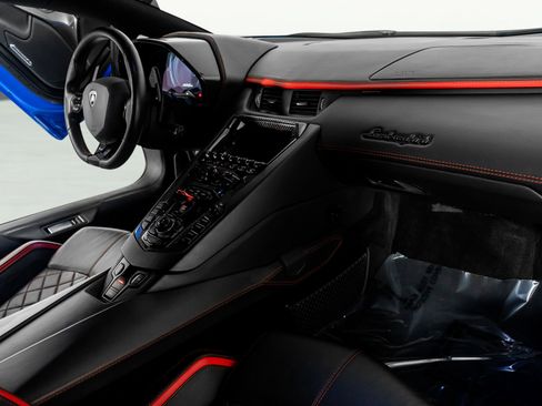 Used 2018 Lamborghini Aventador S image 48