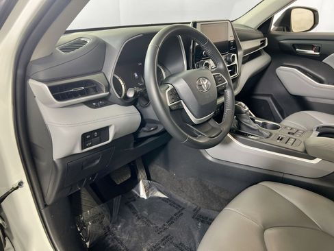 Used 2023 Toyota Highlander XLE AWD/4WD image 9